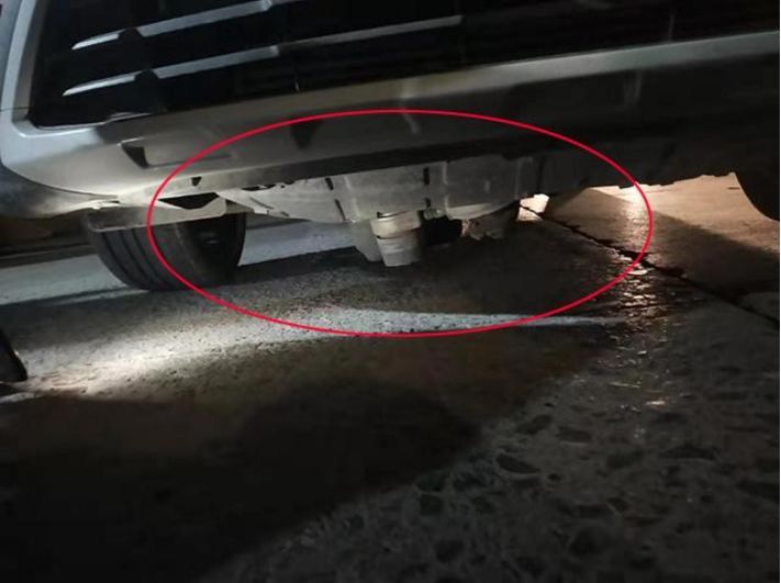 這輛新車只有7000公里長，有一個問題。發動機掉到了地上！
