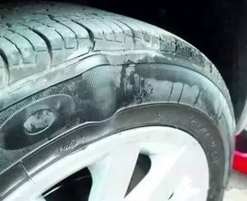 爆胎前有三個(gè)標(biāo)志。如果你不