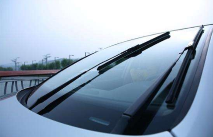 如何保養擋風玻璃雨刷？記住