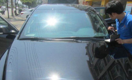 你需要在汽車的前擋風(fēng)玻璃上