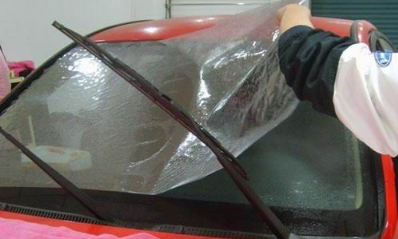 在汽車上貼膜時(shí)，你需要注意