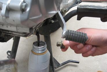 我怎么換摩托車油？
