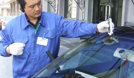 如何正確使用玻璃水使窗戶更亮
