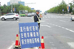 如何在左轉等候區直行紅燈