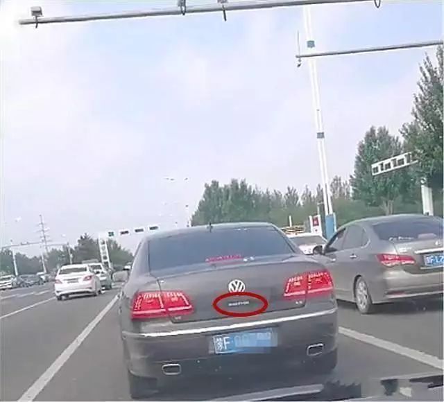 [汽車標(biāo)志]路遇帕薩特，看到