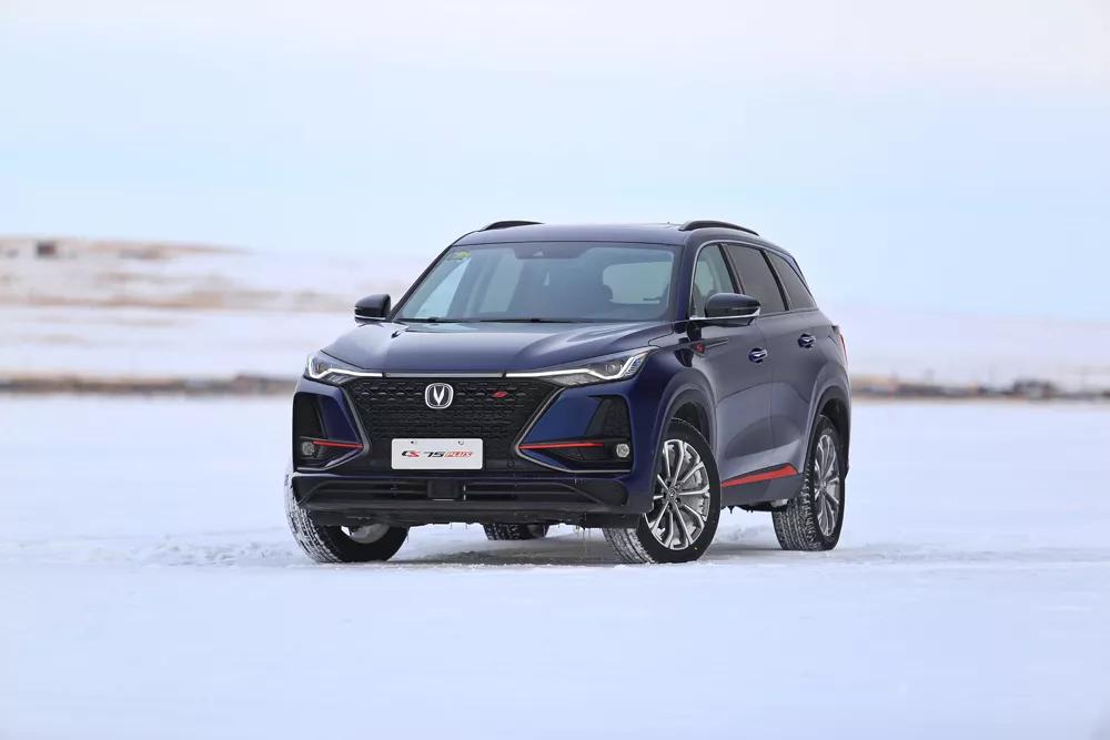 [��܇��(bi��o)־]-30�棬һ��SUV�ڱ����j