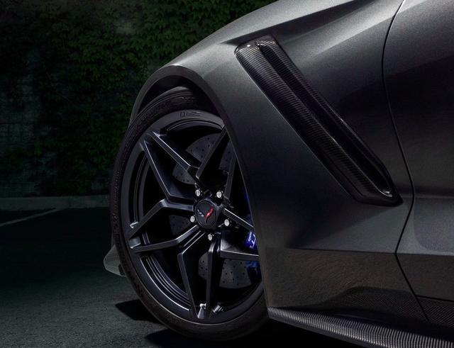 這款車車標很低調，看起來像五菱，但一般人惹不起，價格上百萬