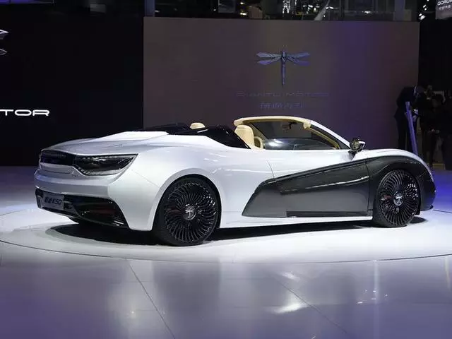 車標(biāo)像蜻蜓的那輛車，到底是什么牌子的車？