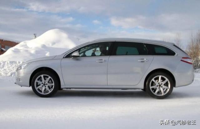 前車標上帶數字，后車標下帶字母，法系車終于被逼急了