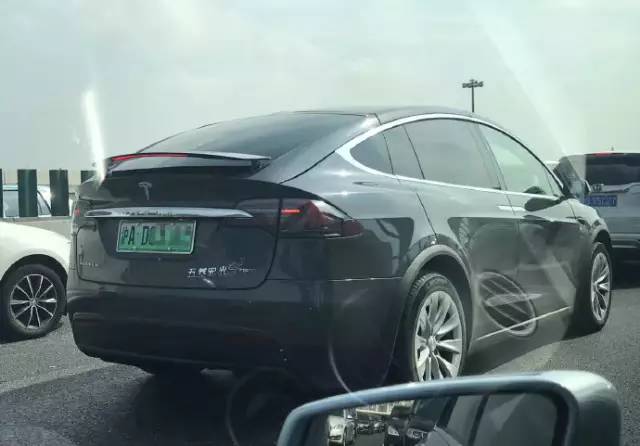 車標都被玩壞了！這些車主一個個都是戲精吧 但較酷的居然是&hellip;