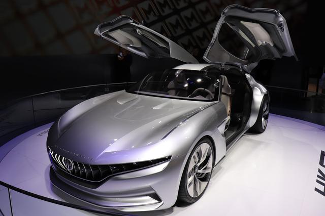 2018車展上，這兩款車的車標，一個像瑪莎拉蒂，一個像蜻蜓