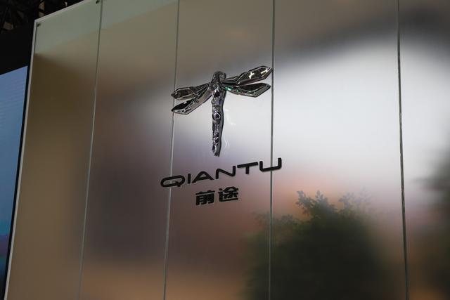 2018車展上，這兩款車的車標，一個像瑪莎拉蒂，一個像蜻蜓