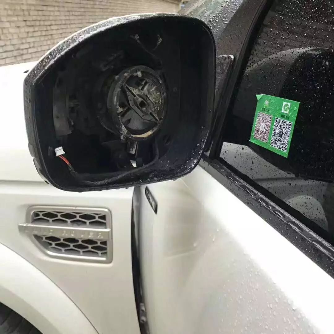 原來汽車車標是這么好拆的！小哥剛想演示拆奔馳標，結果悲劇了！