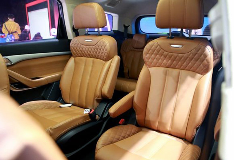 國產較新MPV神車，車標帶一匹馬！看了外觀內飾寶駿甘拜下風