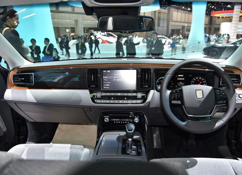 坐這車的都是大佬！車標是鳳凰，配V8發動機，號稱日本勞斯萊斯！