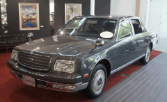 車(chē)標(biāo)一只金鳳凰, 天皇專屬座