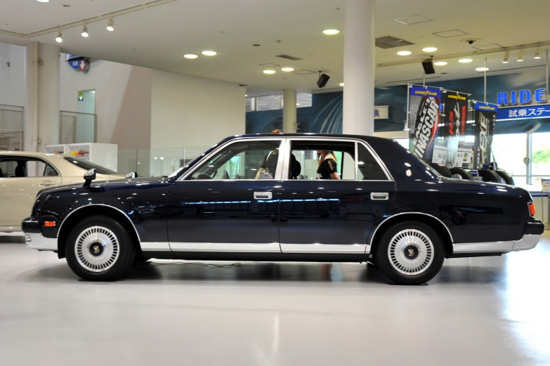 車(chē)標(biāo)是只金鳳凰，比勞斯萊斯更尊貴，車(chē)長(zhǎng)5.3米只賣(mài)75萬(wàn)