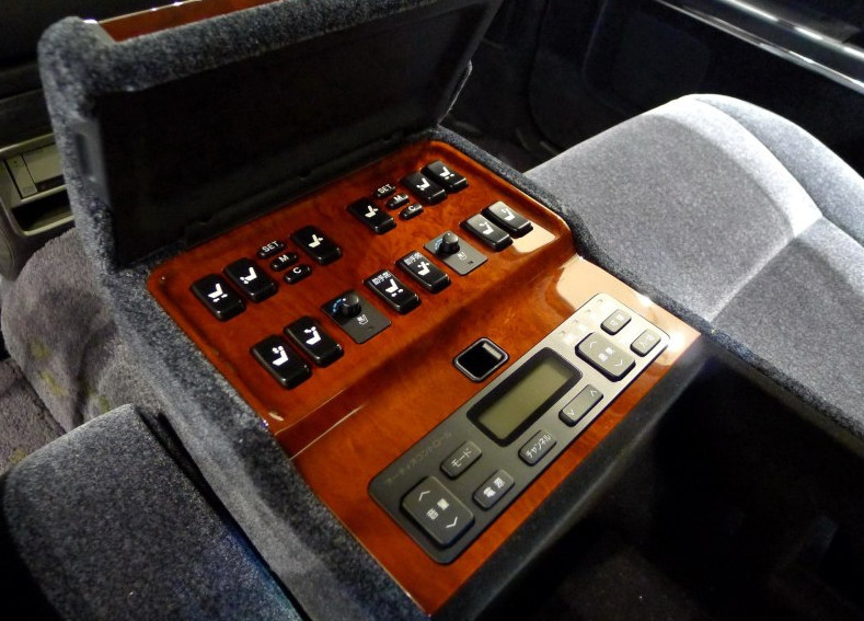 車(chē)標(biāo)是只金鳳凰，比勞斯萊斯更尊貴，車(chē)長(zhǎng)5.3米只賣(mài)75萬(wàn)