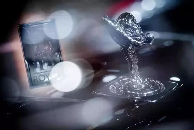 車標就值10多萬，配12缸發動機，魔毯式空氣懸架，開它是頂級人士