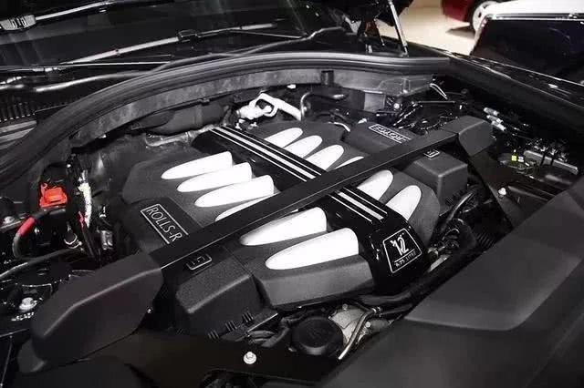 車標就值10多萬，配12缸發動機，魔毯式空氣懸架，開它是頂級人士