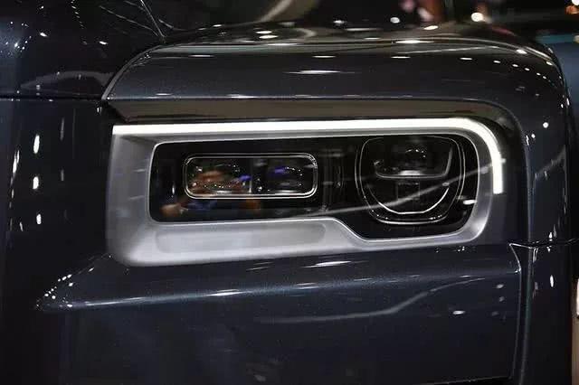 車標就值10多萬，配12缸發動機，魔毯式空氣懸架，開它是頂級人士