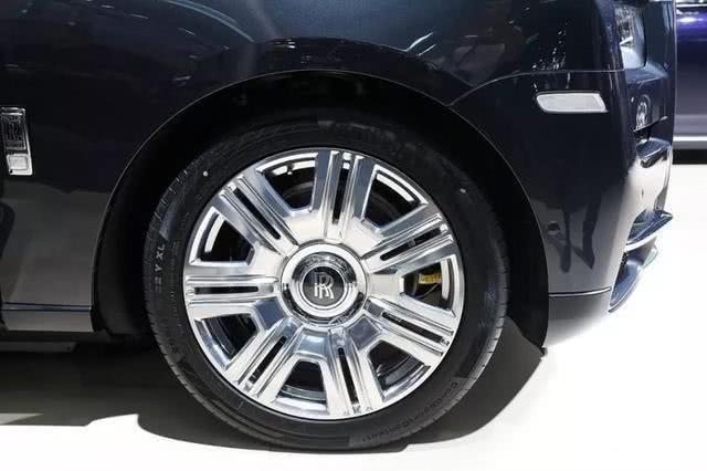 車標就值10多萬，配12缸發動機，魔毯式空氣懸架，開它是頂級人士