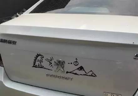 這些被車主&ldquo;改裝&rdquo;后的車標讓人看呆了！但較酷的居然不是法拉利和寶馬，而是&hellip;