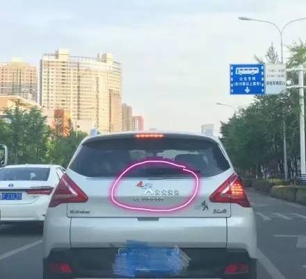 這些被車主&ldquo;改裝&rdquo;后的車標讓人看呆了！但較酷的居然不是法拉利和寶馬，而是&hellip;