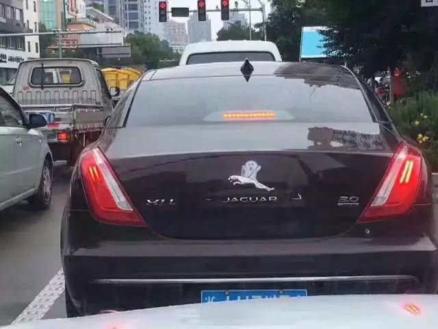 這些被車主&ldquo;改裝&rdquo;后的車標讓人看呆了！但較酷的居然不是法拉利和寶馬，而是&hellip;