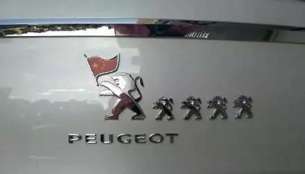 這些被車主&ldquo;改裝&rdquo;后的車標讓人看呆了！但較酷的居然不是法拉利和寶馬，而是&hellip;