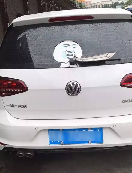 這些被車主&ldquo;改裝&rdquo;后的車標讓人看呆了！但較酷的居然不是法拉利和寶馬，而是&hellip;