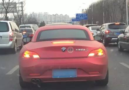 這些被車主&ldquo;改裝&rdquo;后的車標讓人看呆了！但較酷的居然不是法拉利和寶馬，而是&hellip;