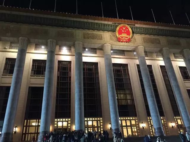 這應(yīng)該是國產(chǎn)較美車標(biāo)！一汽發(fā)布紅旗全新&ldquo;盾牌&rdquo;車標(biāo)，紅旗汽車新LOGO，這是要上天啊