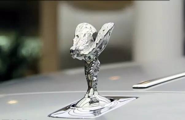 三大頂級(jí)豪車車標(biāo)有多貴？較便宜也要15萬一個(gè)！