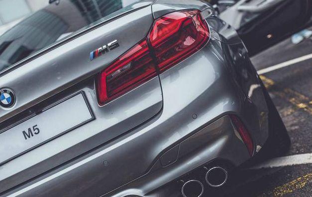 一臺被車標活活害死的豪車，一腳油600馬力，卻沒人買