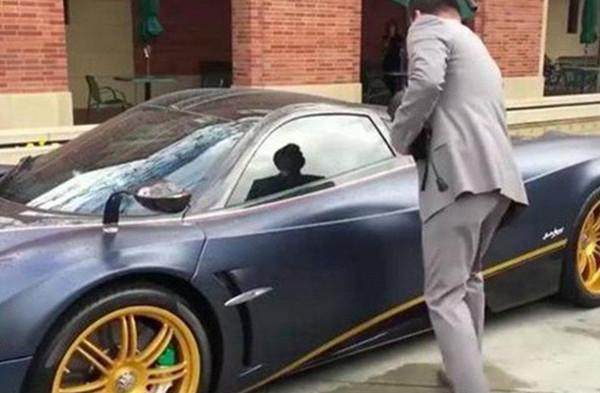 這輛3000萬帕加尼風之子，別人車牌是掛著的，它的車牌躺著！