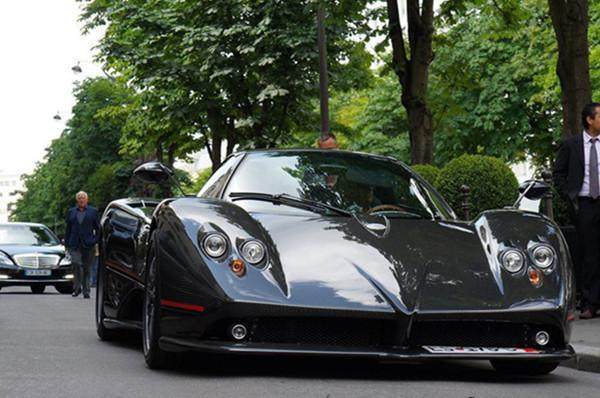 這輛3000萬帕加尼風之子，別人車牌是掛著的，它的車牌躺著！