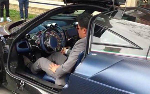 這輛3000萬帕加尼風之子，別人車牌是掛著的，它的車牌躺著！