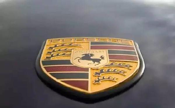 《速8》里的豪車你不懂，這些豪車車標也不認識？