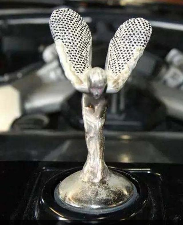 800萬的勞斯萊斯，車標就值200萬，走近一看大有乾坤