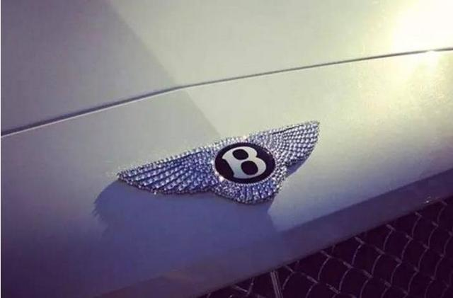 800萬的勞斯萊斯，車標就值200萬，走近一看大有乾坤