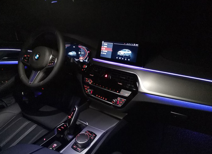 光是車標就能迷倒一片的豪車，車長5米提速6.9秒，開它真有面子