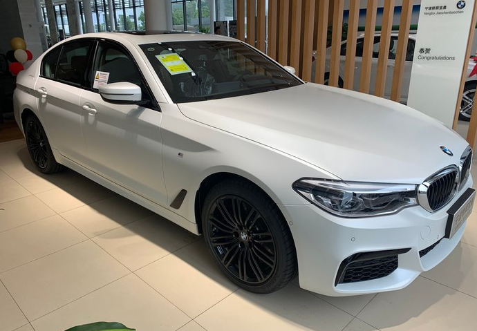 光是車標就能迷倒一片的豪車，車長5米提速6.9秒，開它真有面子