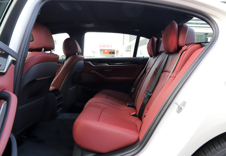 光是車標就能迷倒一片的豪車，車長5米提速6.9秒，開它真有面子