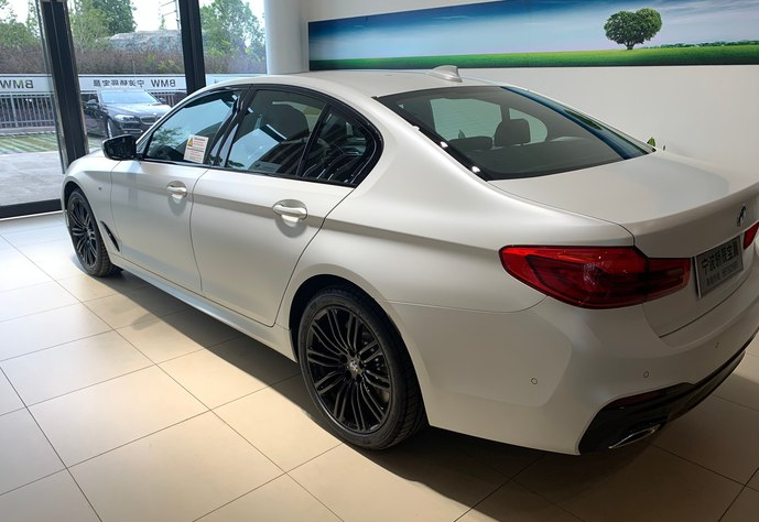 光是車標就能迷倒一片的豪車，車長5米提速6.9秒，開它真有面子