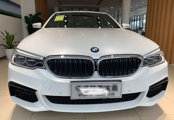 光是車標就能迷倒一片的豪車，車長5米提速6.9秒，開它真有面子