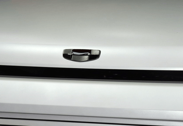 車標這事，設計太LOW了確實得換，你說紅旗汽車，換個新標能月銷五千輛嗎？