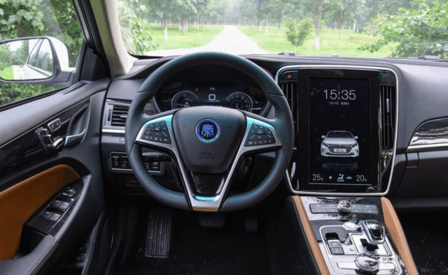 車標這事，設計太LOW了確實得換，你說紅旗汽車，換個新標能月銷五千輛嗎？