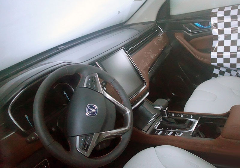 長安換國產(chǎn)較美車標(biāo)，新車外觀霸氣不輸奧迪，看到內(nèi)飾哈弗都怕了