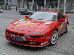 車牌4個8, 車標是匹馬, 但車子